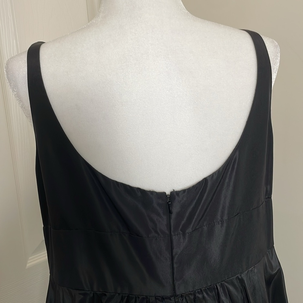 Carmen Marc Valvo: Silk Cocktail Dress with Bubble Hem - Picture 4 of 15